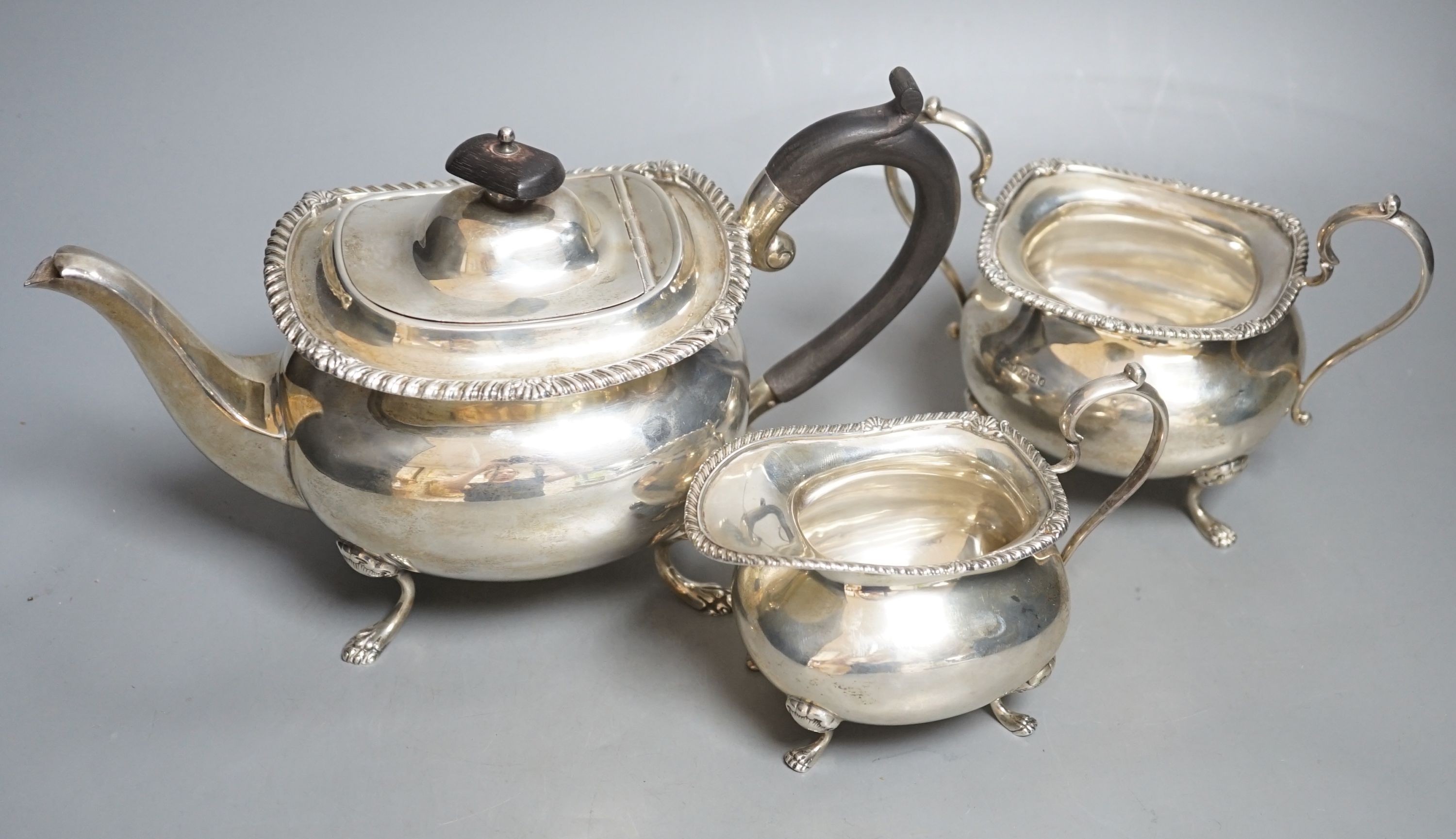 A George V silver three piece tea set, Fattorini & Sons, Sheffield, 1923, gross weight 40.5 oz.